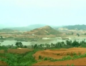 ဧရာ၀တီျမစ္ဆံု ေရကာတာ စီမံကိန္းကို အေ၀းမွ ျမင္ရစဥ္ 