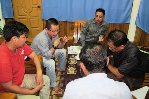 ဧရာ၀တီ သတင္းဌာနမွ အယ္ဒီတာ ၂ ဦးႏွင့္ ျမန္မာႏုိင္ငံ ရဲတပ္ဖြဲ႕၊ သတင္း တပ္ဖြဲ႔၀င္မ်ား ဇြန္လ ၂၆ ရက္ေန႔က ရန္ကုန္တုိင္း သတင္း တပ္ဖြဲ႔ရုံးတြင္ ေတြ႔ဆုံေနစဥ္ (ဓာတ္ပုံ – ဧရာ၀တီ)