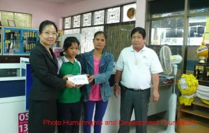  ေနာင့္အဲ ႏွင့္မိခင္ျဖစ္သူကုိ လူ႔အခြင့္အေရးေဖာင္ေဒးရွင္းက အလွဴေငြ ေပးအပ္စဥ္