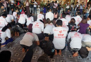 ဖမ္းဆီးခံ မီဒီယာသမားမ်ား လြတ္ေျမာက္ေရးအတြက္ ၀တ္ျပဳဆုေတာင္းေနစဥ္