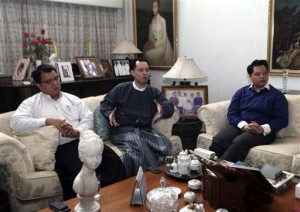ဦးေက်ာ္ေန၀င္း (အလယ္)၊ ဦးေအးေန၀င္း (ယာ) နဲ႔ ဦးဇြဲေန၀င္း (ဓာတ္ပံု - ေအပီ)