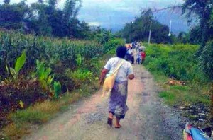 ေက်းရြာသားမ်ား ထြက္ေျပးတိမ္းေရွာင္ၾကစဥ္ (ဓာတ္ပံု - SHAN)