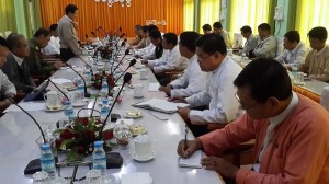 ဦးေအာင္မင္း ရွင္းလင္းေနစဥ္ (ဓာတ္ပုံ - Nyo Ohn Myint)