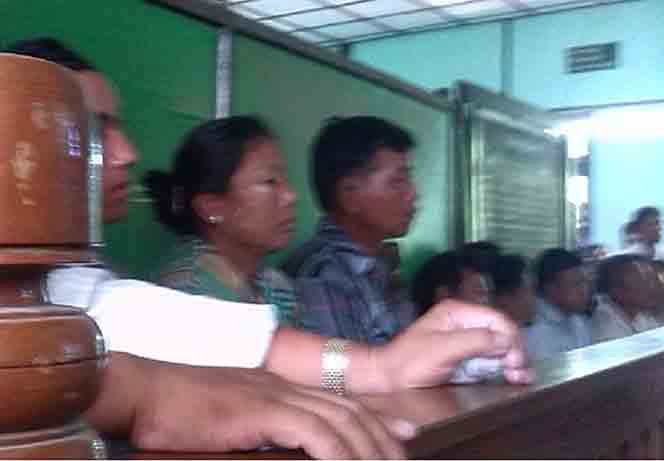 တပ္သိမ္းေျမထဲ ၀င္ေရာက္ထြန္ယက္လို႔ တရားစြဲဆို ေထာင္ခ်ခံထားရတဲ့ ေတာင္သူမ်ား တရားရုံးတြင္ ေတြ႔ရစဥ္