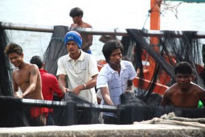 ဖန္ငခရုိင္ ငါးဖမ္းေလွတစီးေပၚတြင္ ေတြ႔ရသည့္ ျမန္မာအလုပ္သမားမ်ား (ဓာတ္ပုံ - Jianyue)