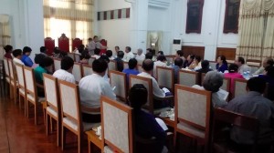 အထူးကုဆရာဝန္ႀကီးေတြ ပါဝင္တဲ့ ေဆးကုသအဖြဲ႔ သံသယရွိလူနာကုိ ေဆးကုသမႈလုပ္ငန္းနဲ႔ ပတ္သက္ၿပီး ေဆြးေႏြးေနစဥ္ - ဓာတ္ပုံ myanmar cdc)
