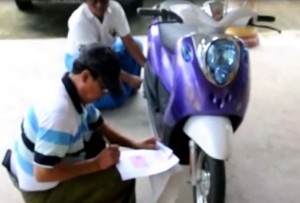ဆိုင္ကယ္လိုင္စင္ ျပဳလုပ္ေပးေနစဥ္   ဆိုင္ကယ္လိုင္စင္ ျပဳလုပ္ေပးေနစဥ္