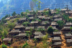 ထိုင္း-ျမန္မာနယ္စပ္ရွိ မယ္လ ဒုကၡသည္စခန္းအား ျမင္ေတြ႔ရစဥ္