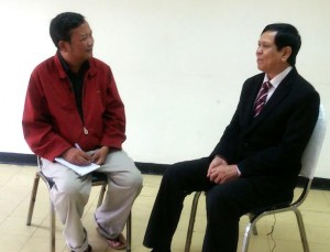 ဦးေအးသာေအာင္(ယာ) ဒီဗြီဘီသတင္းေထာက္ ဦးေရႊေအာင္က ေတြ႔ဆုံေမးျမန္းေနစဥ္