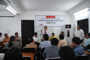 ေဆြးေႏြးပြဲ က်င္းပစဥ္ (ဓာတ္ပုံ - ထြန္းထြန္းသိန္း)