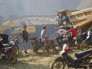 ေျမစာမ်ား စြန္႔ပစ္ေနစဥ္ (ၿပီးခဲ့တဲ့ ႏွစ္ေတြက)
