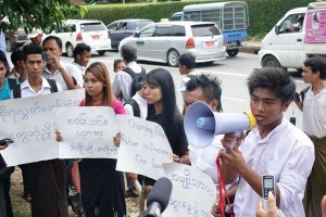 ကြန္ပ်ဳတာ တကၠသိုုလ္ ဗဟန္းတြင္ ၿပီးခဲ့သည့္ စက္တင္ဘာ ၁၀ ရက္ေန႔ ဆႏၵျပခဲ့ၾကစဥ္