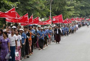 မာစတာစေပါ့ စက္ရုံ အလုပ္သမားမ်ား ကိုရီးယားသံရုံးေရွ႕တြင္ ဆႏၵျပေနစဥ္ (ဇူလိုင္ ၁၈ ရက္ ၂၀၁၄)