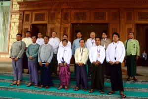 ၾသဂုတ္လ ၂၀ ရက္ေန႔ လႊတ္ေတာ္အႀကီးအကဲမ်ားႏွင့္ စာနယ္ဇင္းေကာင္စီ ေလးပြင့္ဆိုင္ေဆြးေႏြးေရးသေဘာတူခဲ့စဥ္