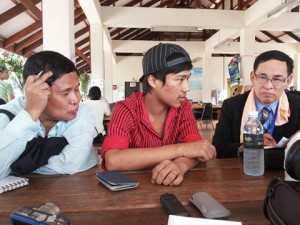 တရားခံအျဖစ္စြပ္စြဲခံထားရသည့္ ဝင္းေဇာ္ထြန္း၏ သူငယ္ခ်င္းကုိ ျမန္မာသံရုံး တာ၀န္ရွိသူမ်ား ေတြ႔ဆုံစဥ္ (ဓာတ္ပုံ - မင္းဦး)