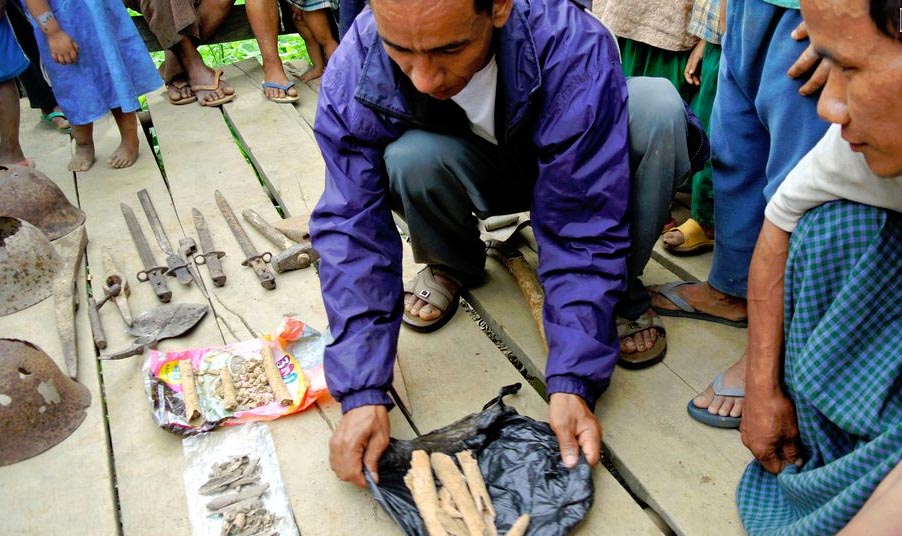 ခ်င္းျပည္နယ္အတြင္းရွိ ရြာတရြာတြင္ ဂ်ပန္စစ္သားရုပ္အေလာင္းမ်ား ေတြ႔ရွိစဥ္ (ဓာတ္ပံု - asahi.com)