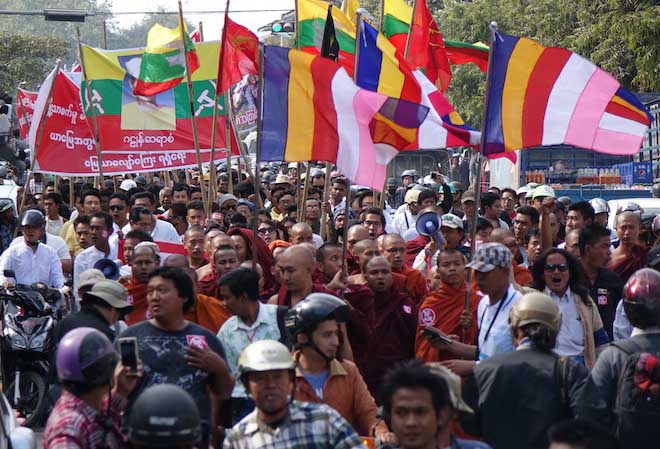 လက္ပံေတာင္း အၾကမ္းဖက္မႈအေပၚ မႏၱေလးတြင္ ဆႏၵျပေနစဥ္