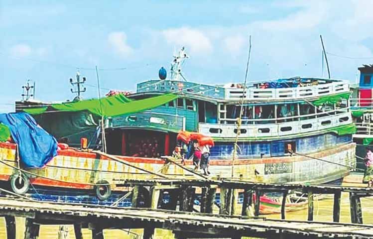 ၃ ရက်ဆက်တိုက် ဗုံးကြဲပြီးနောက် ရခိုင်- ဘင်္ဂလားဒေ့ရှ် ကုန်သွယ်ရေး ရပ်တန့်နေ