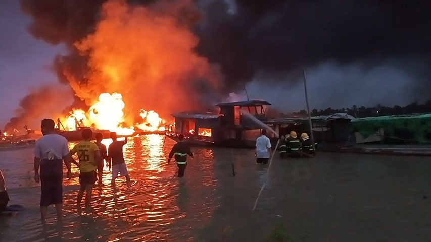 ဟုမ္မလင်းတွင် ဆီတင်သင်္ဘော ၂၂ စီး မီးလောင်ပြီး ၂ ဦးသေဆုံး