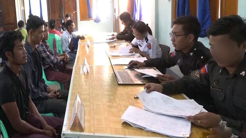 မော်လမြိုင်ကျွန်းမြို့တွင် လဝကက မှတ်ပုံတင် ပြုလုပ်ပေးနေပုံ၊ Photo: KL