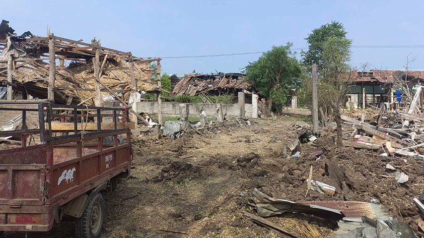 ခင်ဦး၊ ရွာစဉ်ရွာကို စစ်တပ်က ဗုံးကြဲ၊ အနည်းဆုံး ပြည်သူ ၄ ဦး သေဆုံး (ဓာတ်ပုံ)
