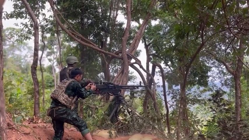 ဖာပွန်ကို ထိုးစစ်ဆင်သည့် စစ်တပ်စစ်ကြောင်း တိုက်ခိုက်ခံရပြီး ဝါးသိုထကျေးရွာအား မီးရှို့