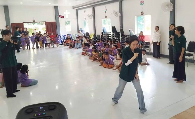 ကိုရီးယားမင်းသမီး ရှင်ယီအွန်း မြန်မာစစ်ရှောင်ကလေးများနှင့် တွေ့ဆုံ