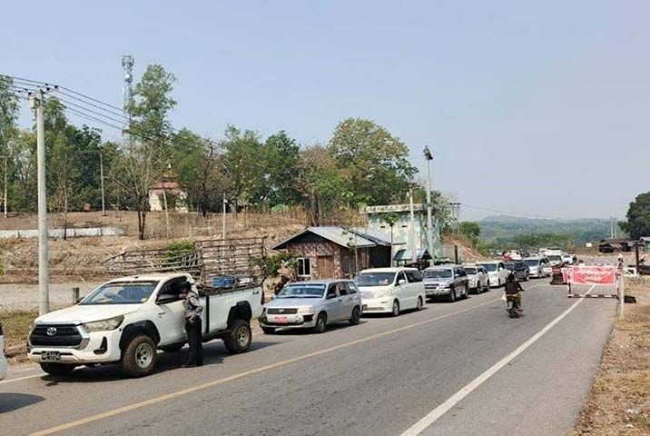မြဝတီကုန်သွယ်ရေးလမ်း၌ စစ်တပ်က ပစ္စည်းအဓမ္မယူ၊ လူငယ်များကိုတင်းကျပ်စစ်ဆေးနေ 