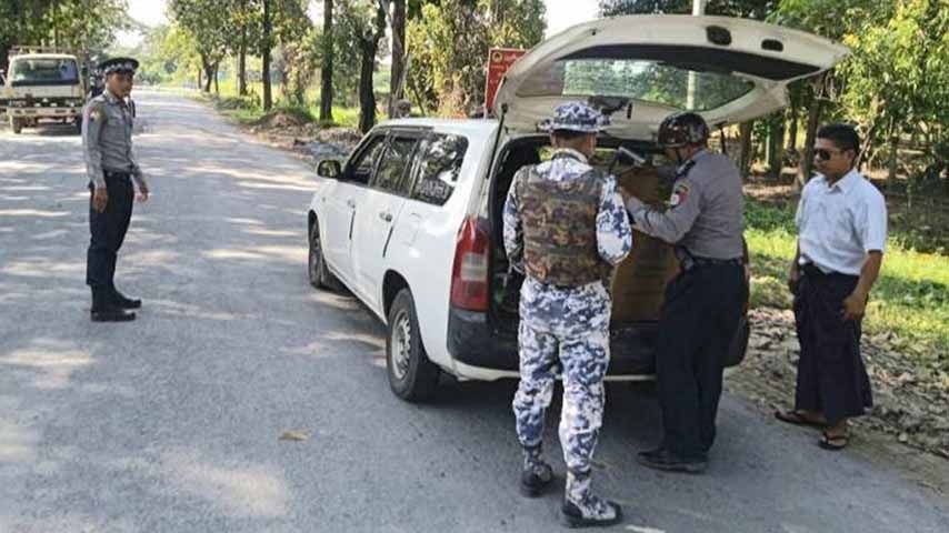 မြန်အောင်မြို့အဝင် တနေရာ၌ စစ်ကောင်စီတပ်က စစ်ဆေးနေစဥ်။ Photo: KKL
