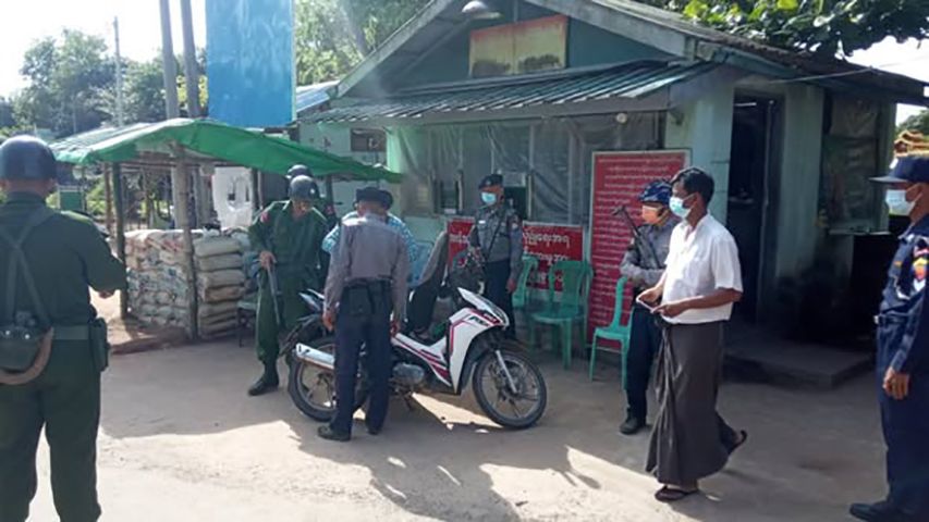 ငရုတ်ကောင်းနှင့် ငပုတောမြို့အဝင်တွင် ရဲများ စစ်ဆေးနေပုံ (Photo : KKL)