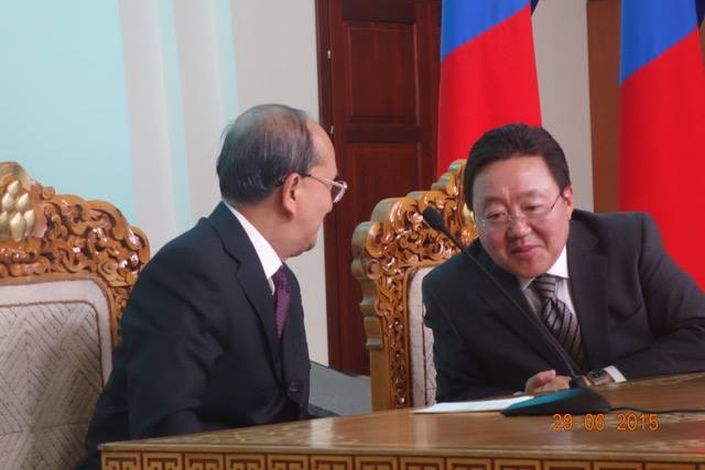 ဦးသိန္းစိန္ႏွင့္ မြန္ဂုိလီးယား သမၼတတုိ႔ ႏွစ္ႏုိင္ငံ ကုန္သြယ္ေရး သေဘာတူစာခ်ဳပ္ ခ်ဳပ္