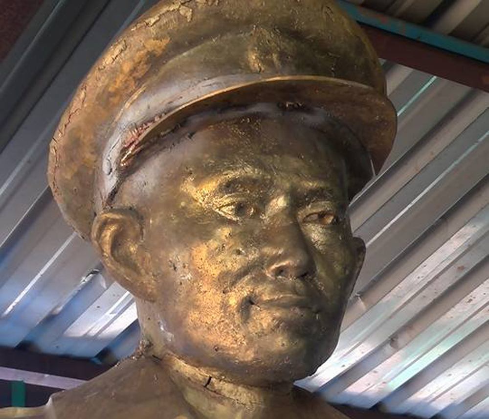ေက်ာက္ပန္းေတာင္းၿမိဳ႕ ဗိုလ္ခ်ဳပ္ေၾကးရုပ္ တည္ေဆာက္မႈ ျမင္ကြင္း