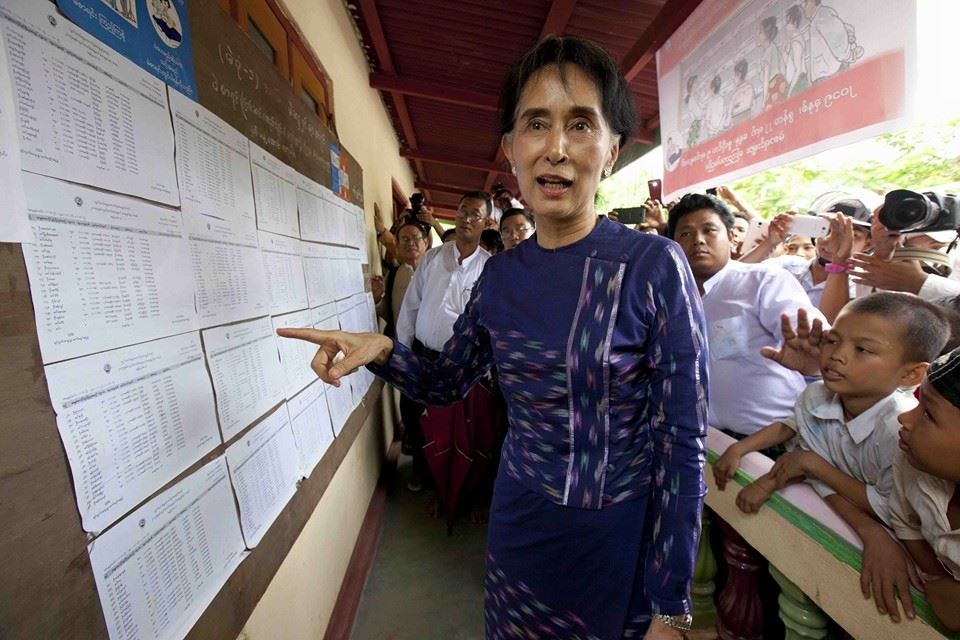 ေဒၚေအာင္ဆန္းစုၾကည္ ေကာ့မွဴးၿမိဳ႕နယ္တြင္ မဲစာရင္း စိစစ္