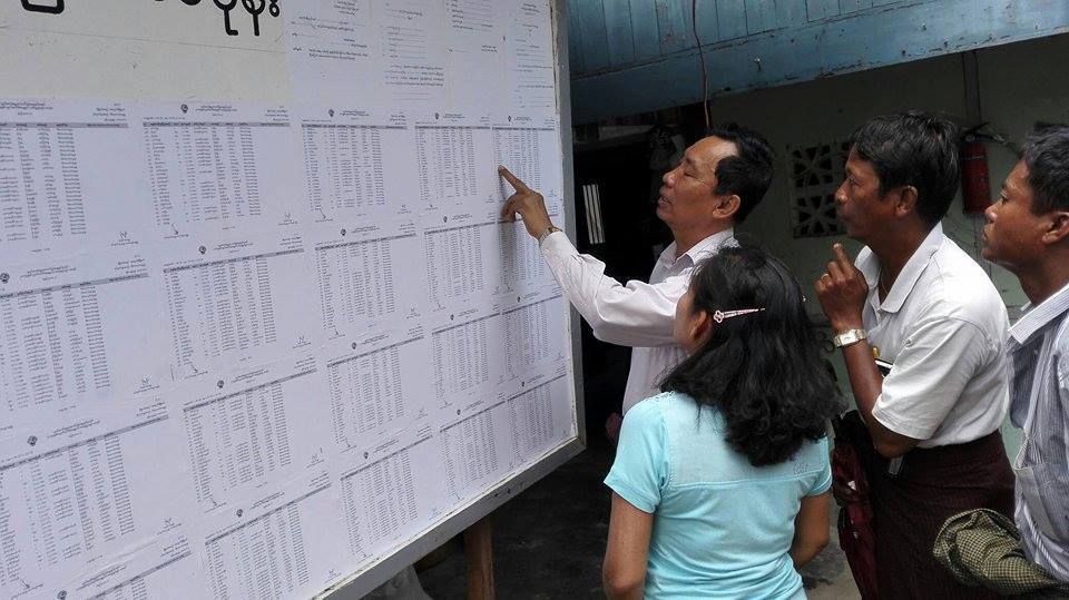 သူရဦးေရႊမန္း မဲစာရင္း သြားေရာက္ ၾကည့္႐ႈ (ဓာတ္ပံု)