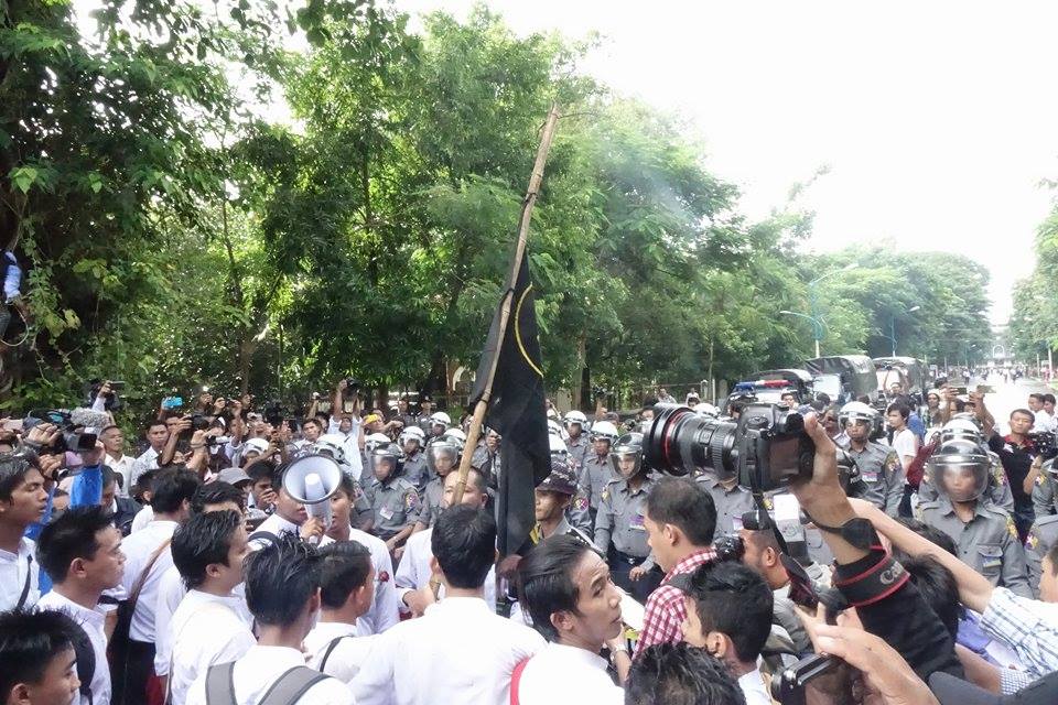 ရန္ကုန္တကၠသိုလ္ထဲတြင္ တကသေက်ာင္းသားမ်ားကို ရဲမ်ား ပိတ္ဆို႔ထား (ဓာတ္ပံု)