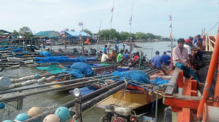 ထိုင္းငါးဖမ္းေလွမ်ား ရပ္နားရသျဖင့္ ျမန္မာေရလုပ္သားမ်ား အလုပ္လက္မဲ့ ျဖစ္ေန