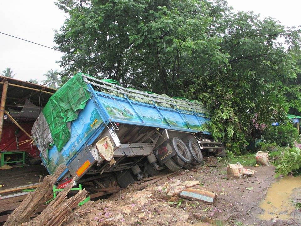 ပဲခူးတြင္ ဆယ္ဘီးကား တစီး လမ္းေဘးထုိးက်၊ ၁ ဦး ဒဏ္ရာရ