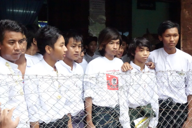သပိတ္ေမွာက္ေက်ာင္းသားမ်ားႏွင့္ ၀န္းရံျပည္သူမ်ား တဦးက်ပ္ သိန္း ၁၀၀ ျဖင့္ အာမခံရရွိ (ဓာတ္ပံု)