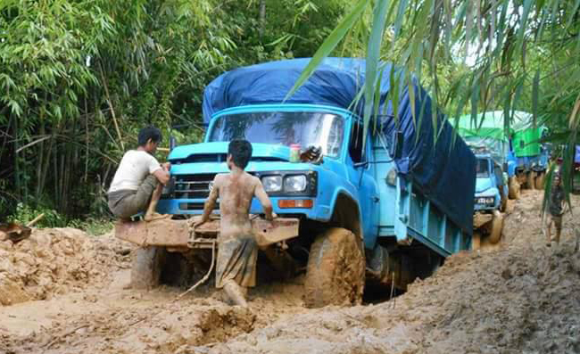 ေရလမ္းေၾကာင္း ခြင့္မျပဳသျဖင့္ ဆြမ္ပရာဘြမ္ စစ္ေရွာင္ဒုကၡသည္ ကူညီေရး အခက္ႀကဳံ