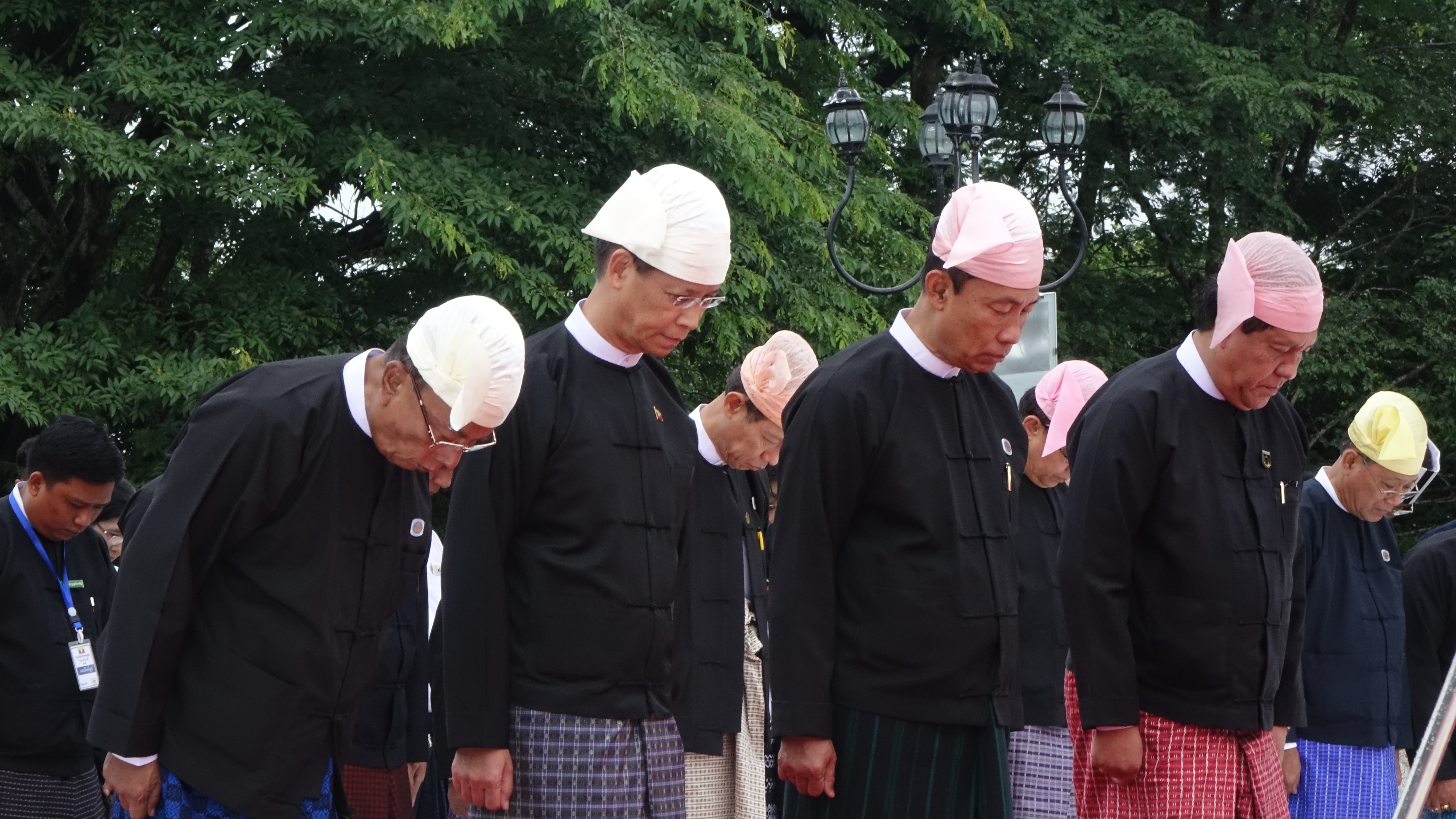 ၆၈ ႏွစ္ေျမာက္  အာဇာနည္ေန႔ အစုိးရ တာ၀န္ရွိသူမ်ား လြမ္းသူ႔ပန္းေခြခ် (ဓာတ္ပုံ)