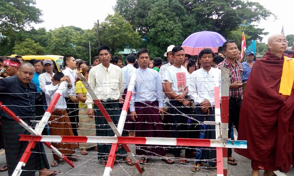 အာဇာနည္ကုန္းအတြင္း ၀င္ေရာက္ ဂါရ၀ျပဳရန္ ေစာင့္ဆုိငး္ေနၾကသည့္ ျပည္သူမ်ား (ဓာတ္ပုံ)