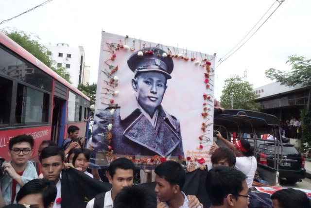 အာဇာနည္ကုန္းသုိ႔ ခ်ီတက္လာသည့္ ျမင္ကြင္း (ဓာတ္ပုံ)