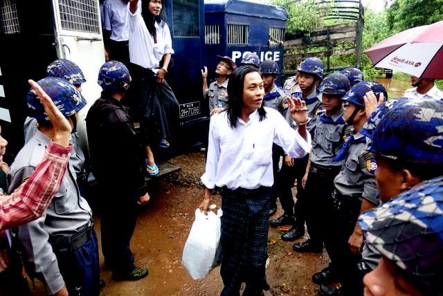 ဖမ္းဆီးခံ ေက်ာင္းသားမ်ားႏွင့္ ၀န္းရံျပည္သူမ်ားကို ထပ္မံ႐ုံးထုတ္စစ္ေဆး (သတင္းဓာတ္ပံု)