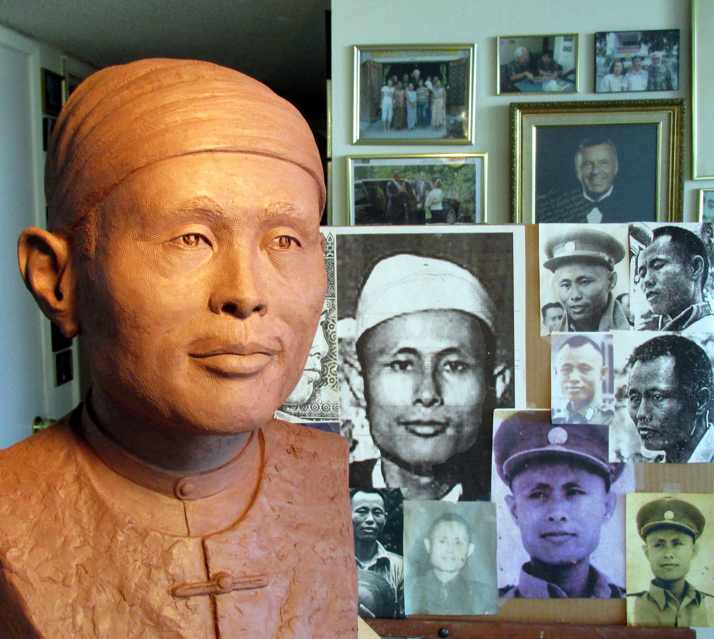 အေမရိကန္ ပန္းပုဆရာ Jim McNails ၏ ဗိုလ္ခ်ဳပ္ေအာင္ဆန္း ႐ုပ္ထု (ဓာတ္ပံု)