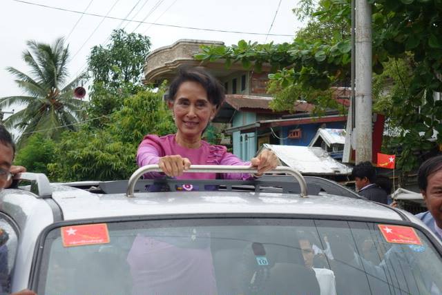 ေဒၚေအာင္ဆန္းစုၾကည္ ေမာ္ကၽြန္းေဒသခံမ်ားကုိ ႏႈတ္ဆက္ေနစဥ္ (ဓာတ္ပုံ)