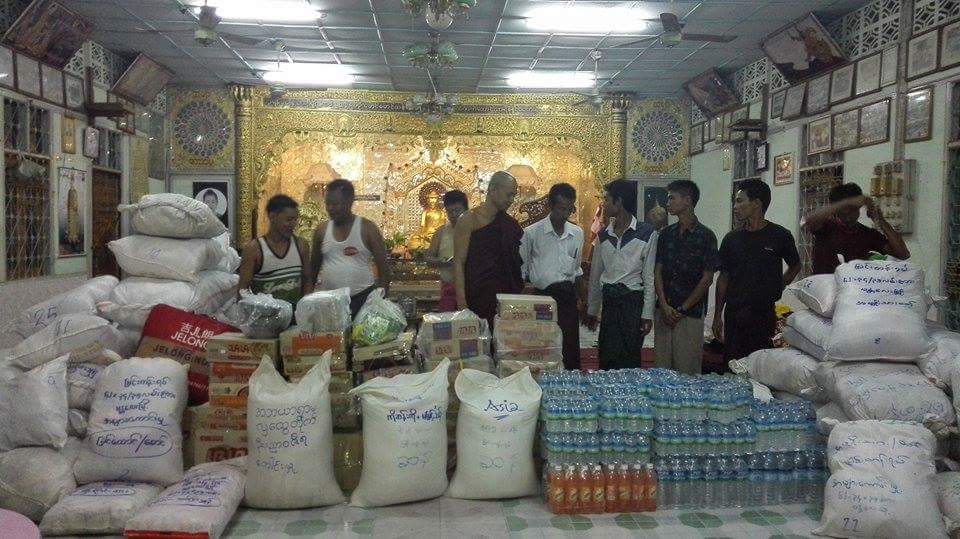 မႏၱေလးၿမိဳ႕ အမတေရႊျပည္လူမႈကူညီေရးအသင္း၏ ေရေဘးအလႉ (ဓာတ္ပုံ)
