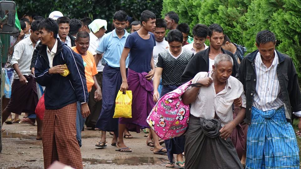 အင္းစိန္ေထာင္မွ ျပန္လည္လြတ္ေျမာက္လာသူမ်ား (ဓာတ္ပံု)