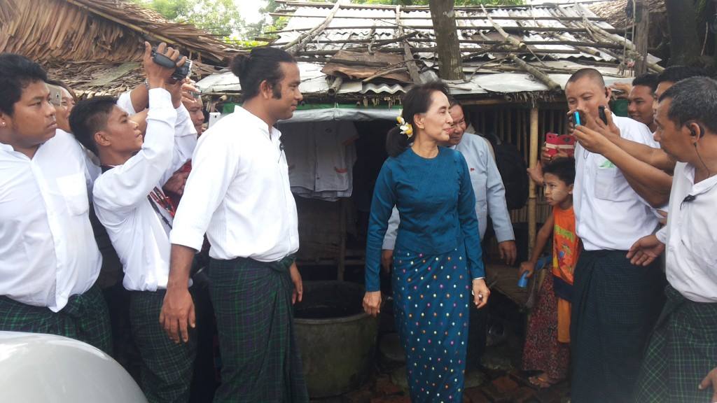 ေဒၚစု ႏွင့္ အိန္ဂ်လီနာဂ်ဳိလီ လႈိင္သာယာက်ဴးေက်ာ္တဲမ်ားကုိ ၾကည့္႐ႈ (ဓာတ္ပုံ)
