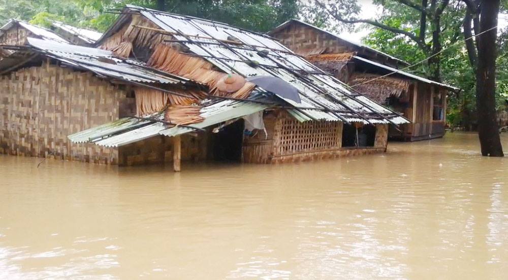 ဧရာ၀တီ ျမစ္ေရျမင့္တက္မႈေၾကာင့္ ဟသၤာတ ေရႀကီး (ဓာတ္ပုံ)