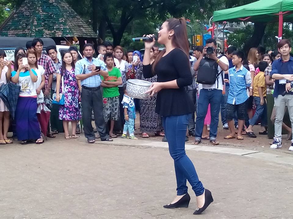 ေရေဘးသင့္ ျပည္သူမ်ားအတြက္ ရန္ပုံေငြ ရွာေဖြပြဲ (ဓာတ္ပုံ)